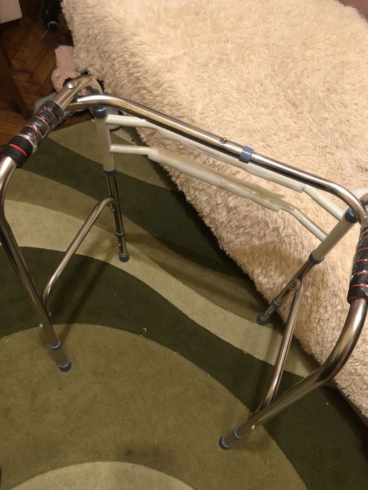 Ходунки для інвалідів чи для післяопераційого  відновлення