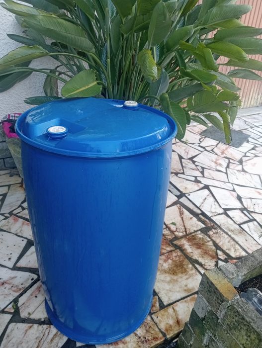 Bidons plástico de 200 litros vazios. Usados em bom estado.