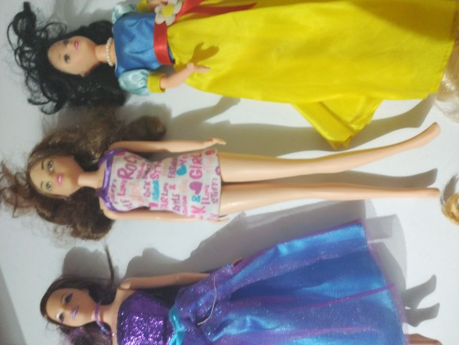 Bonecas Barbies + Bratz