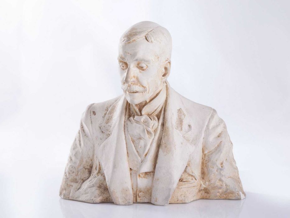 “Busto DO Escritor EÇA DE QUEIROS” –Vista Alegre
