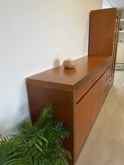 Mesa e cadeiras de sala em cerejeira