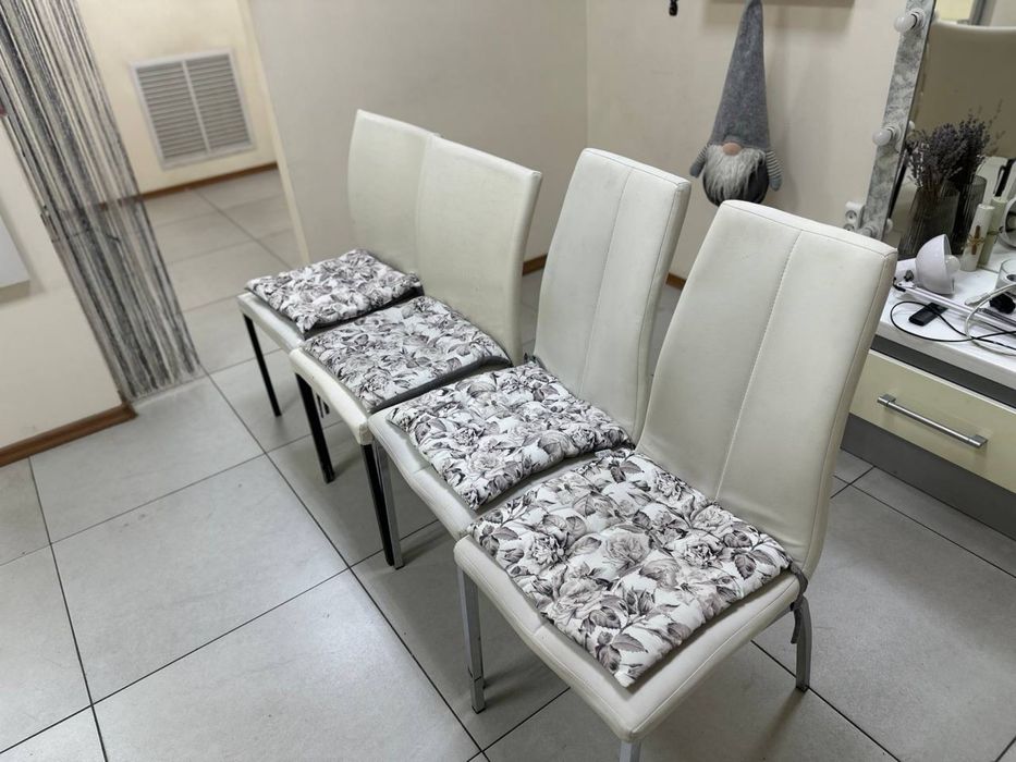 Продам офисные стулья 4 шт