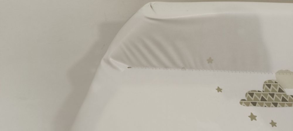 Muda fraldas com banheira incorporada