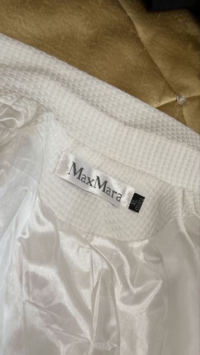 Білий жакет Max Mara з золотими ґудзиками