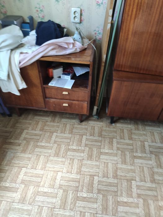 Отдам даром шкаф ,сервант и другую мебель