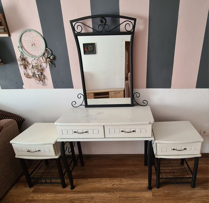 Toaletka z szafkami nocnymi