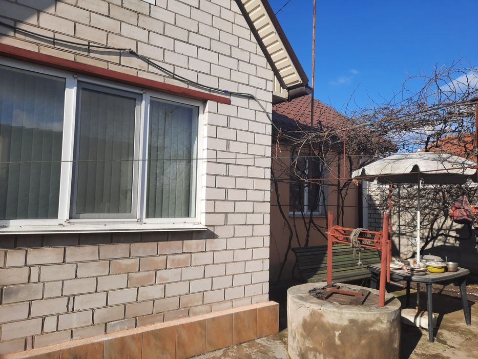 Продам два дома.