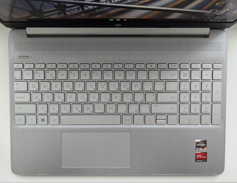 HP Laptop! RYZEN 5 / 16GB DDR4 / 512SSD / 6H Battery