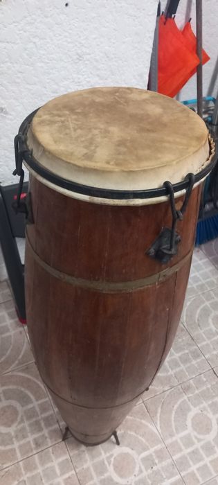 Atabaque usado em boas condicoes