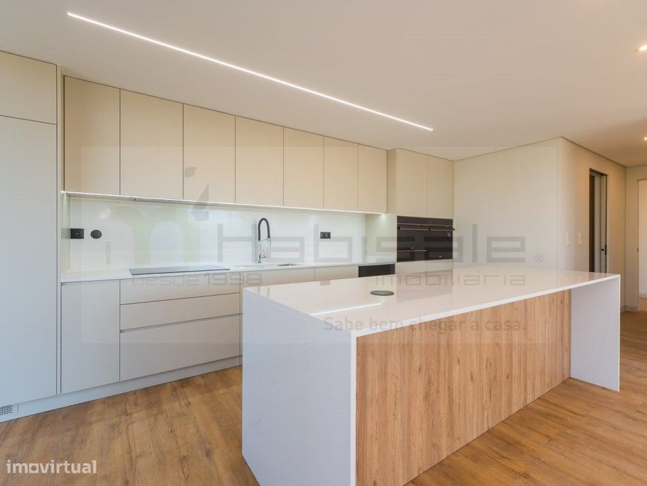 T2 com Terraço e Box em Condomínio de Luxo com Piscina, Ginásio e S...