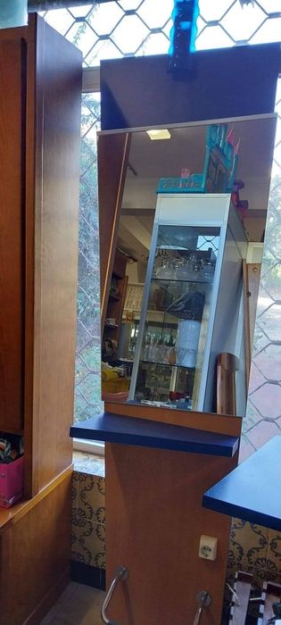Bancada para cabeleireiro de cor azul.
65cm de largura, na parte mais a cima.
Altura, 2.21.
Nao tenho como entregar. A recolher em Baixa da Banheira .