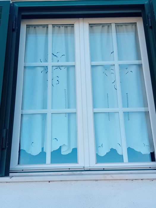 Janelas e portas em alumínio branco