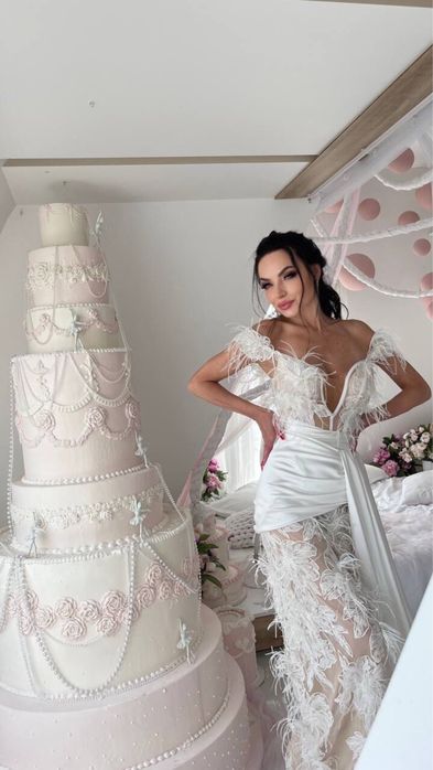 Весільна сукня з страусиним пірʼям