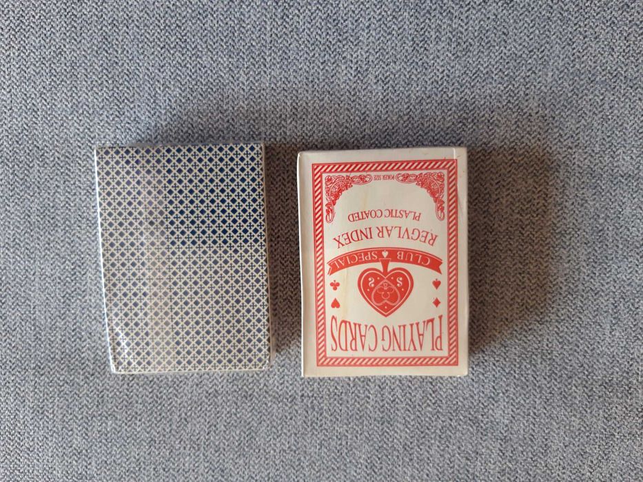 Conjunto de baralhos de cartas.