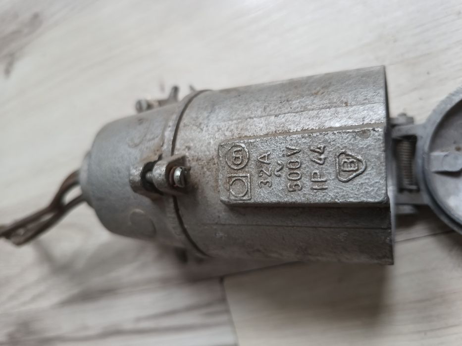 Gniazdo siłowe metalowe 32 A 500V