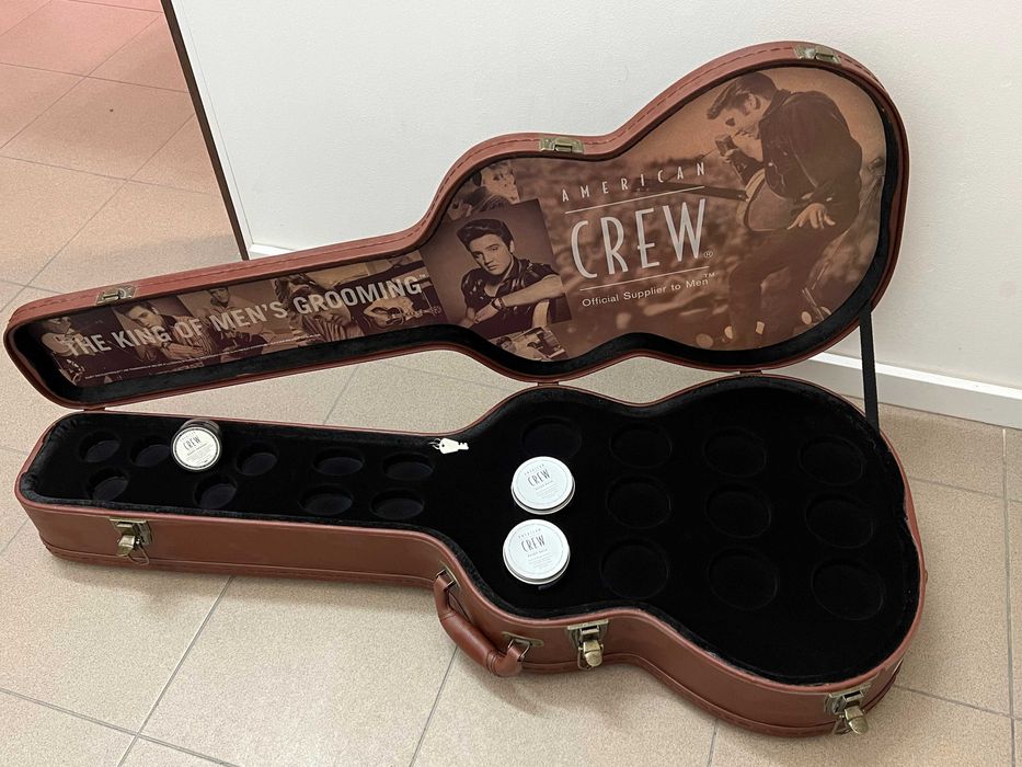 Stojak na pomady w kształcie gitary American Crew barber