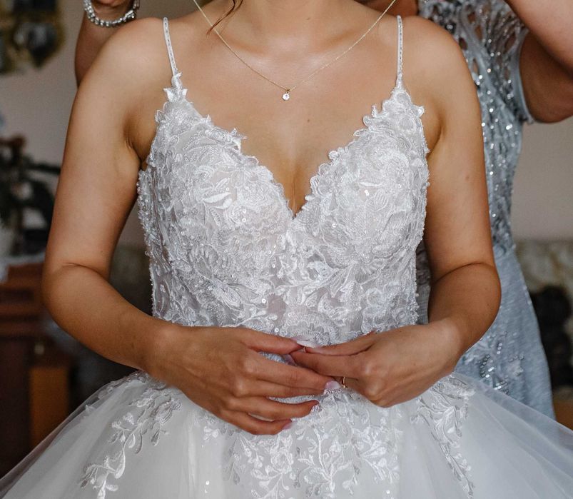 Suknia ślubna księżniczka z trenem, falbany, Elizabeth