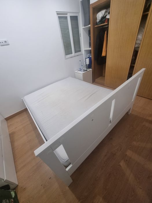 Cama de casal com colchão e estrado incluído
