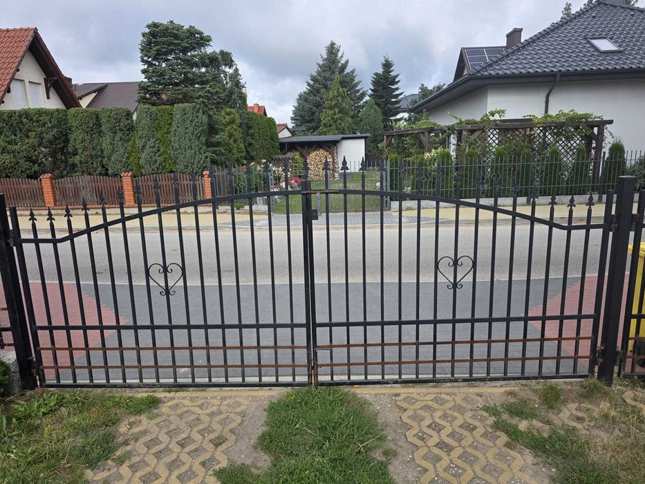 Metalowe ogrodzenie ozdobne– 7 przęseł + brama + 2 furtki