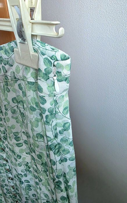 Saia midi verde e branca H&M 100% viscose, tamanho 36