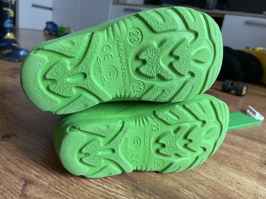 Piankowe leciutkie kalosze z uchwytami r 22-23 gumaki