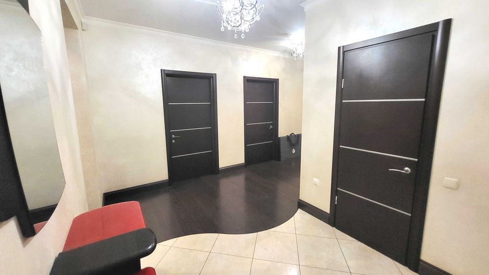 Продаж 4-х к. кв. вул. Незалежної України буд. 86  3-й поверх будинка.