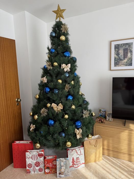 Árvore de Natal com enfeites