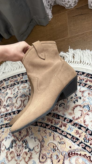 Козаки з натуральноі замші 39р, PULL&BEAR