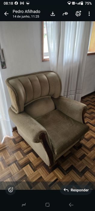 Camas, sofás , carpete e mesinha cabeceira