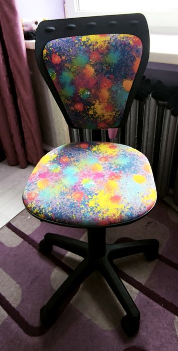 Продам компьютерный стул для девочки в хорошем состоянии