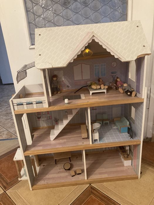 Domek dla lalek z laleczkami