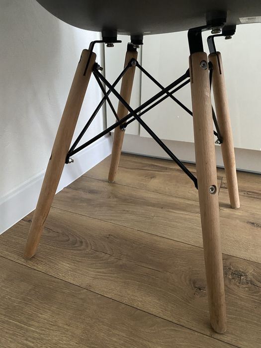 Стільці з деревʼяними ніжками