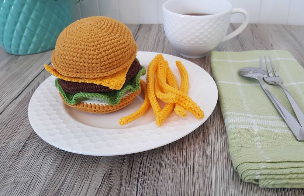 Szydełkowy burger z frytkami plus pizza gratis, wyprzedaż
