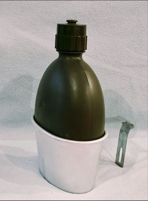 Cantil Militar com Caneca Metálica | Novo, Nunca Usado
