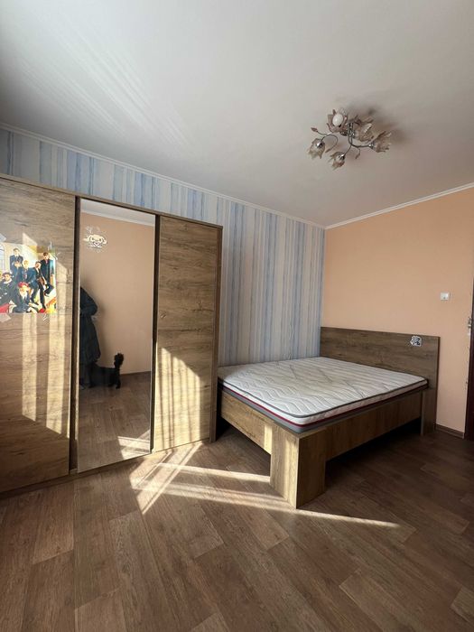 Простора 2-к квартира ,середний поверх