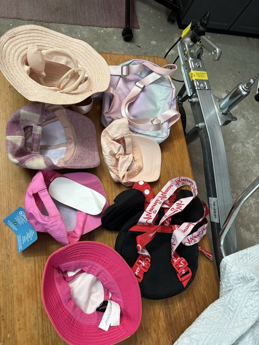 Varios chapeus e malas cada artigo 5€ se comprarem todos faco um desconto.