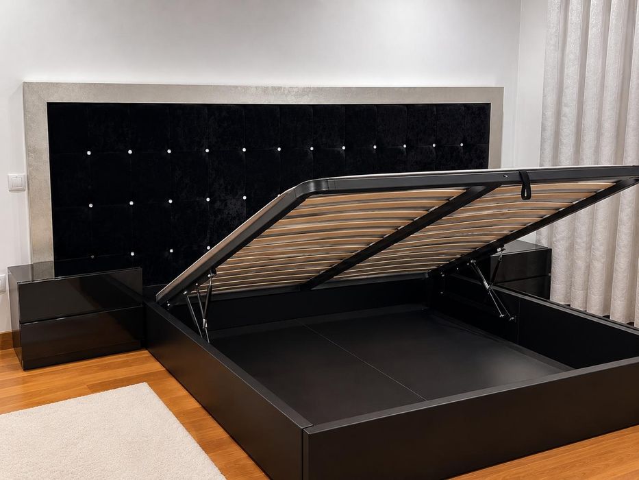 Cama de casal preta com estrado elevatorio