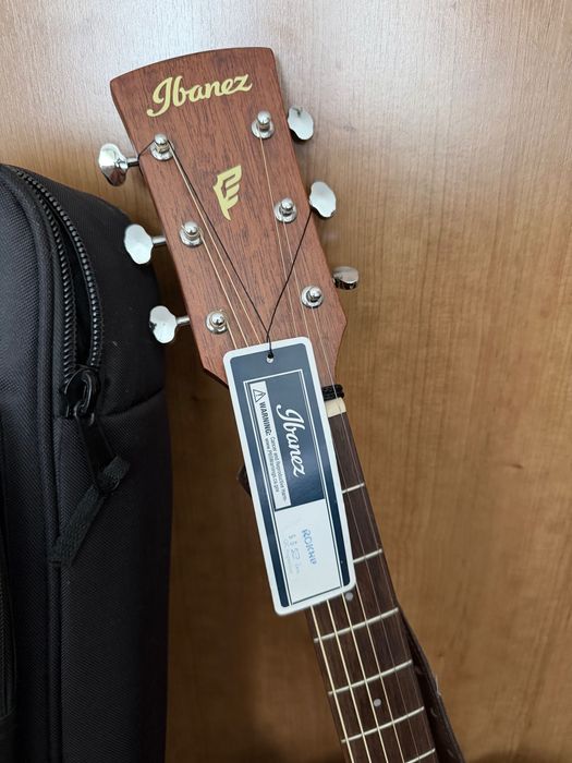 Vendo duas guitarras com os sacos e as correias