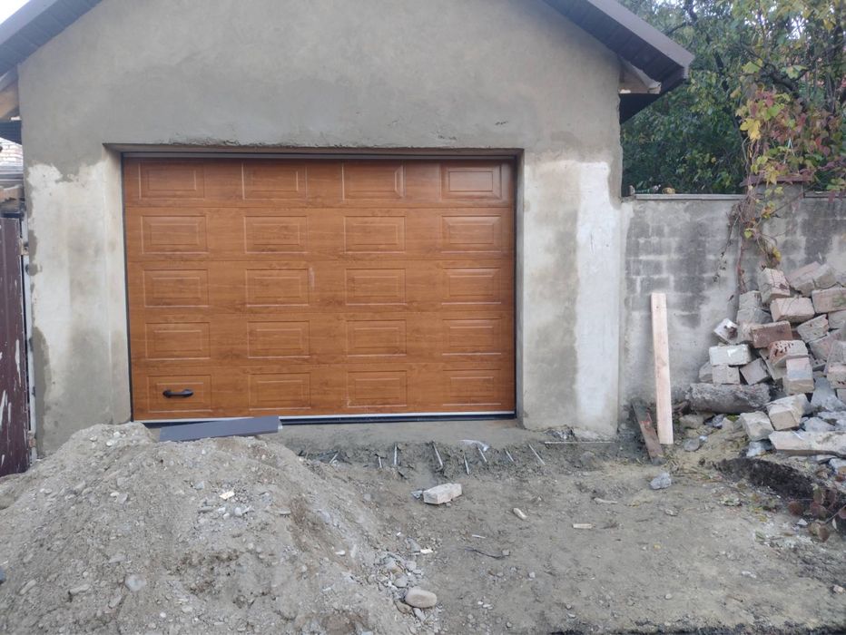 Секционные гаражные ворота Alutech Classic, золотой дуб, новые