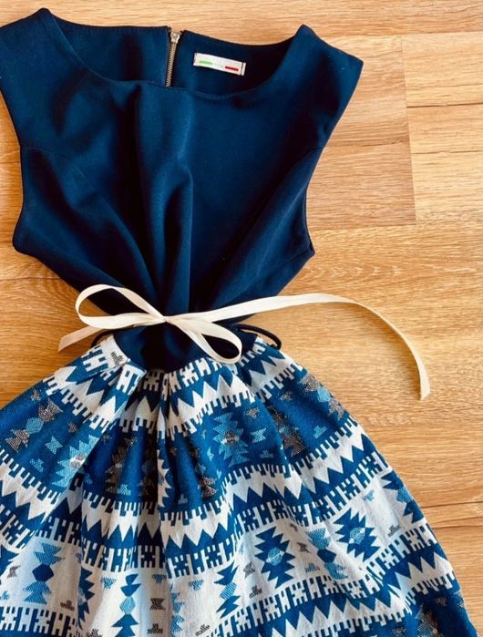 Sukienka krótka koktajlowa we wzory norweskie bawełniana  okazjonalna