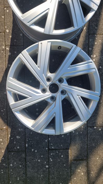 Dwie felgi VW Golf VII VIII 18"