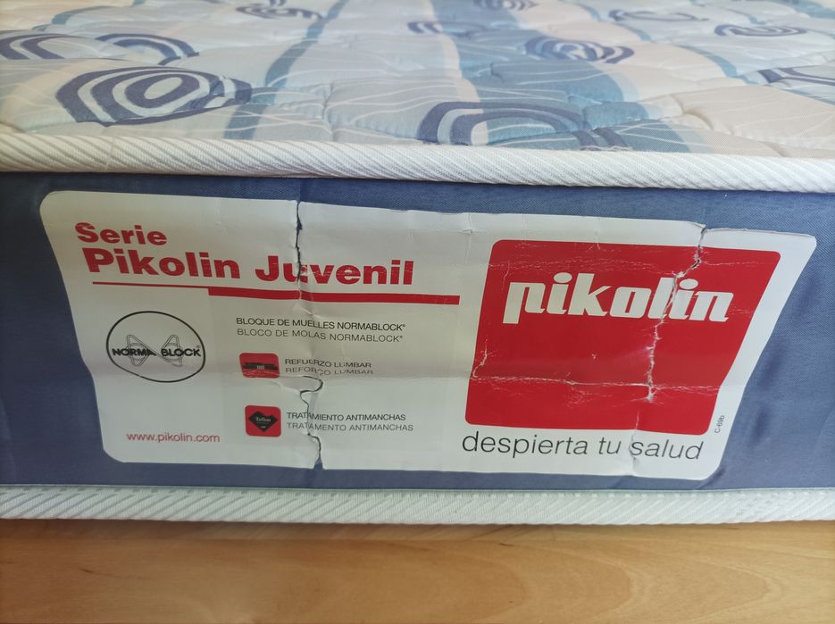 Cama branca de madeira (solteiro) com estrelas + Colchão