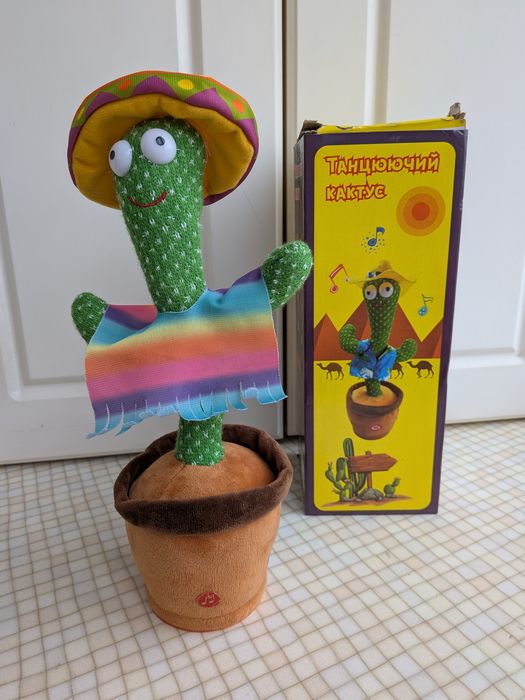 Музичний кактус, що співає і повторює у горщику