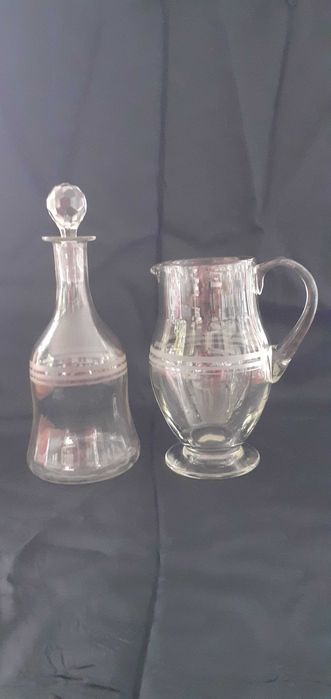 conjunto de copos e garrafas de vidro fino