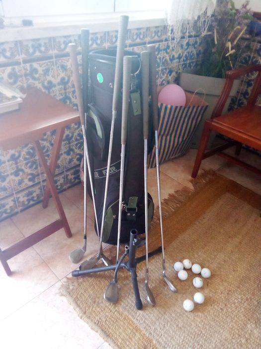 Saco de golf com tacos e bolas