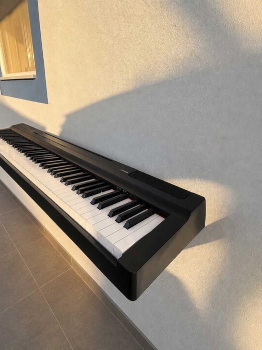 Yamaha P-125 Piano Digital 88 Teclas — Excelente estado + livro e pedais