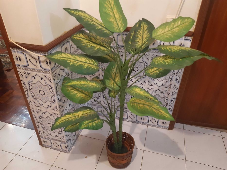 Planta artificial em cesto verga,1metro e 5cm altura, excelente estado