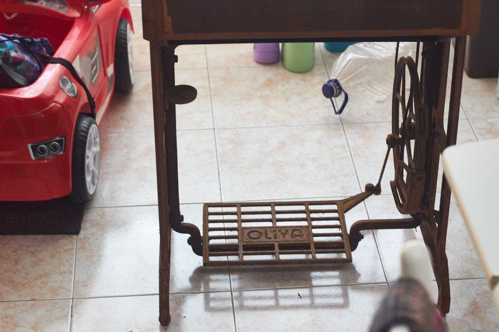 Máquina Costura Oliva Antiga Com Móvel Original