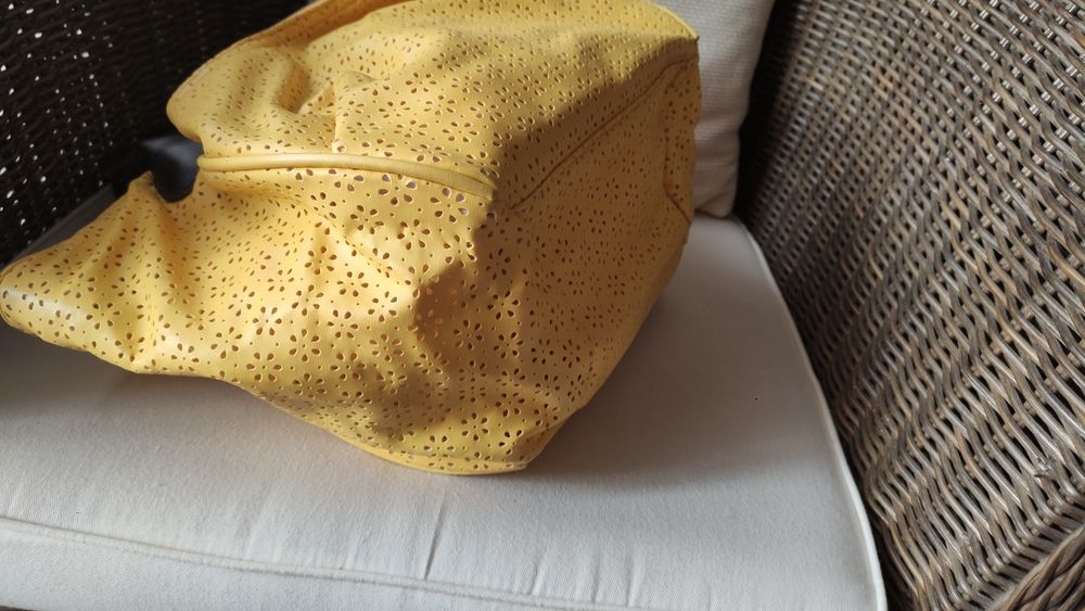 Mala amarela com efeitos perfurados