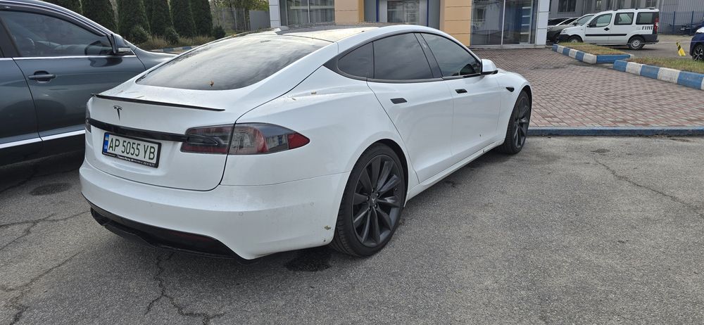 Tesla model S 2021год